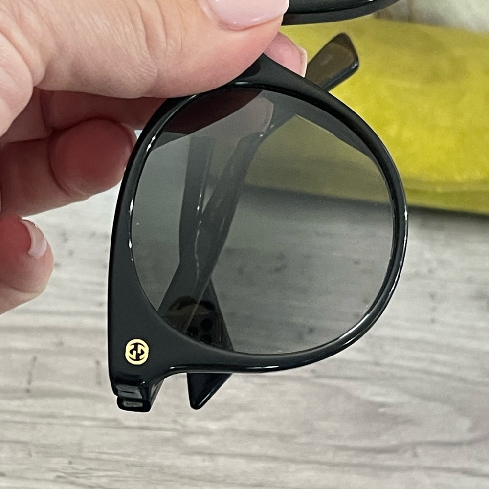 Gucci Elegant Black Sunglasses - Picture 10 of 16